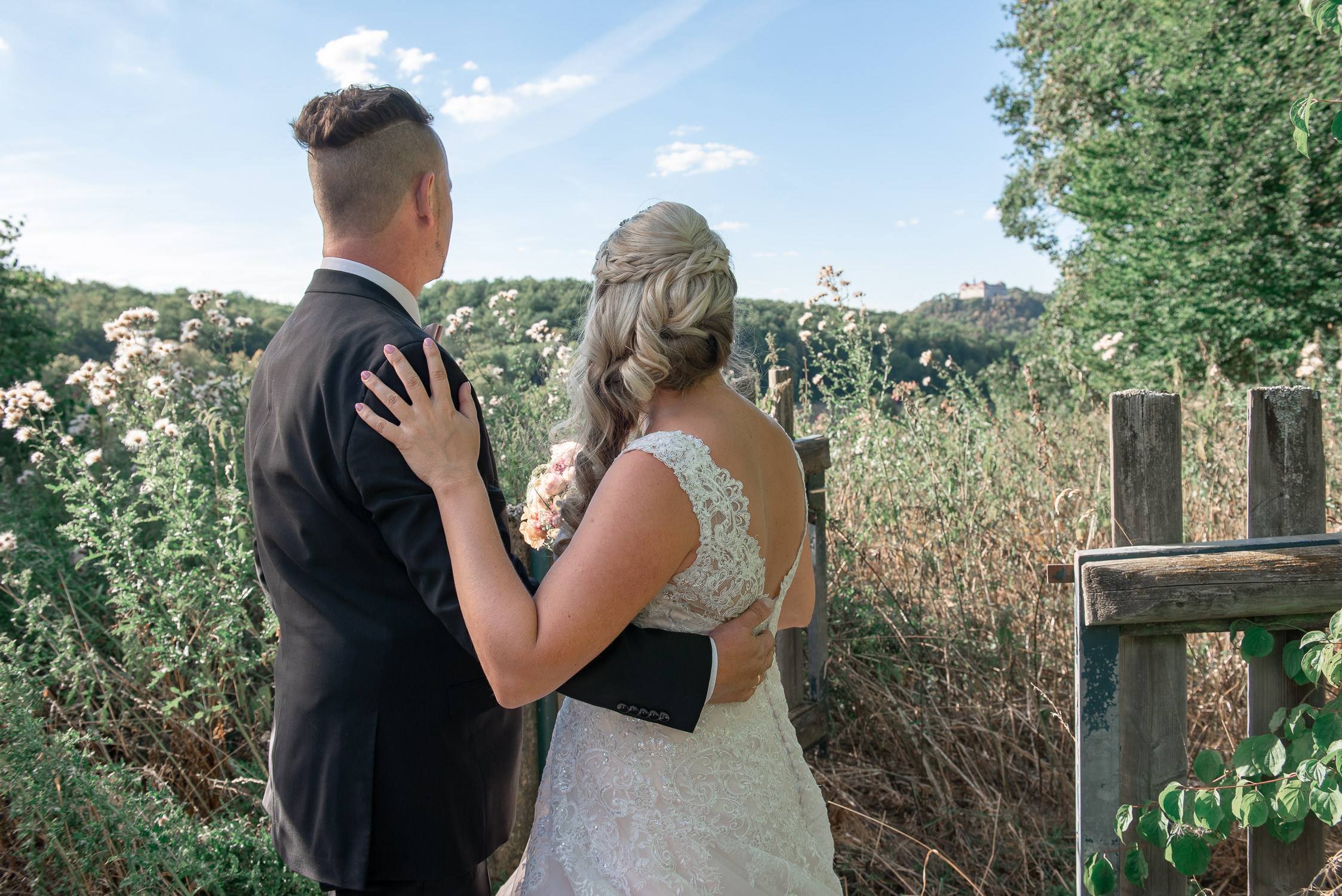 Brautpaar halten sich in einem Feld