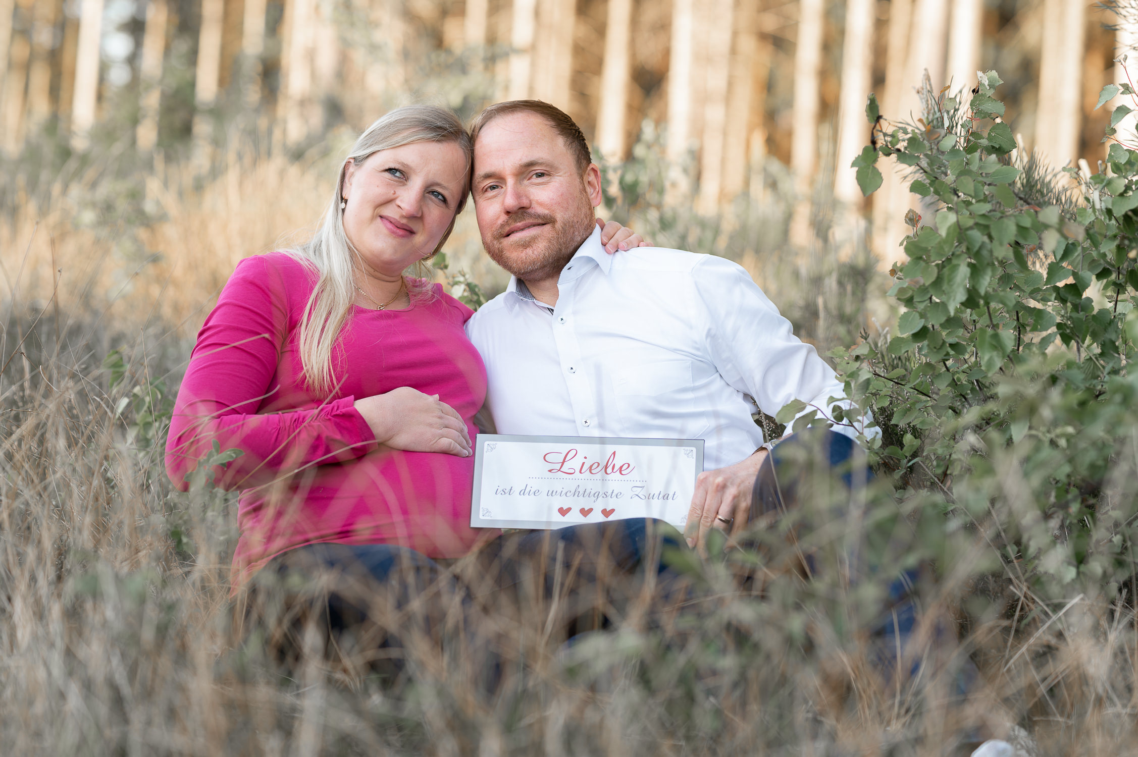 Pärchen liegt gemeinsam im Gras